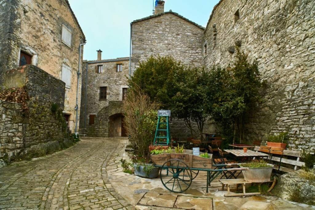 T 2 Dans Village Vacances 3 *** A Saint Geniez 2 Piscines Chauffee Pierrefiche  外观 照片